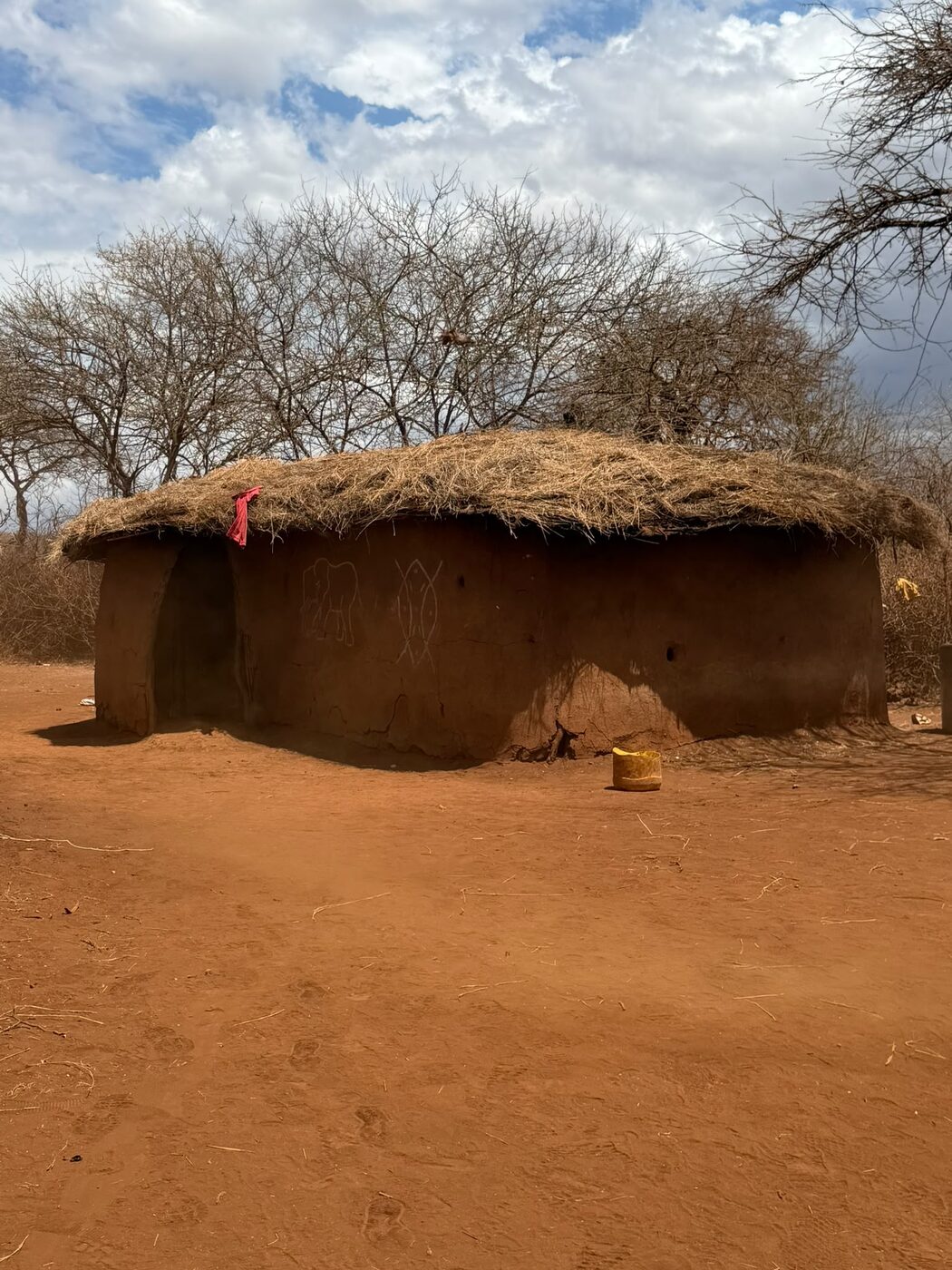 Capanna Maasai decorata, villaggio di Amboseli
