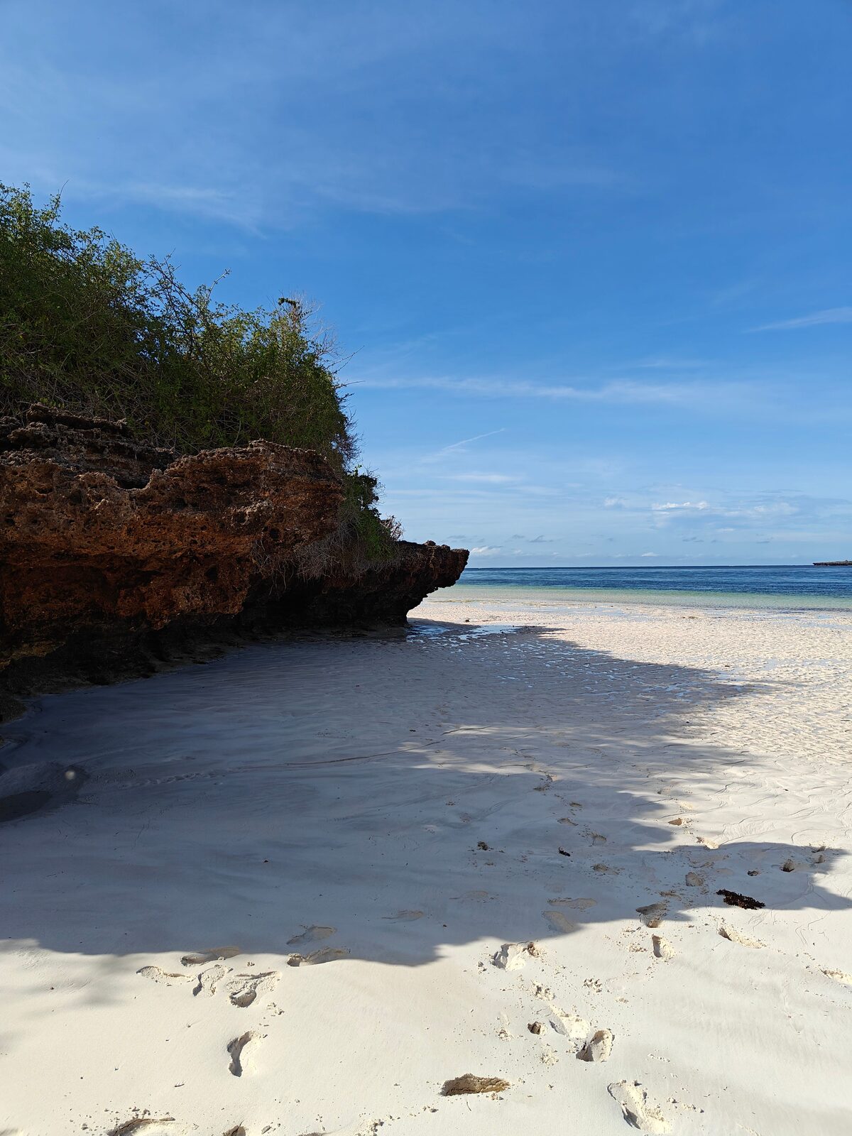Costa rocciosa e spiaggia bianca a Uyombo